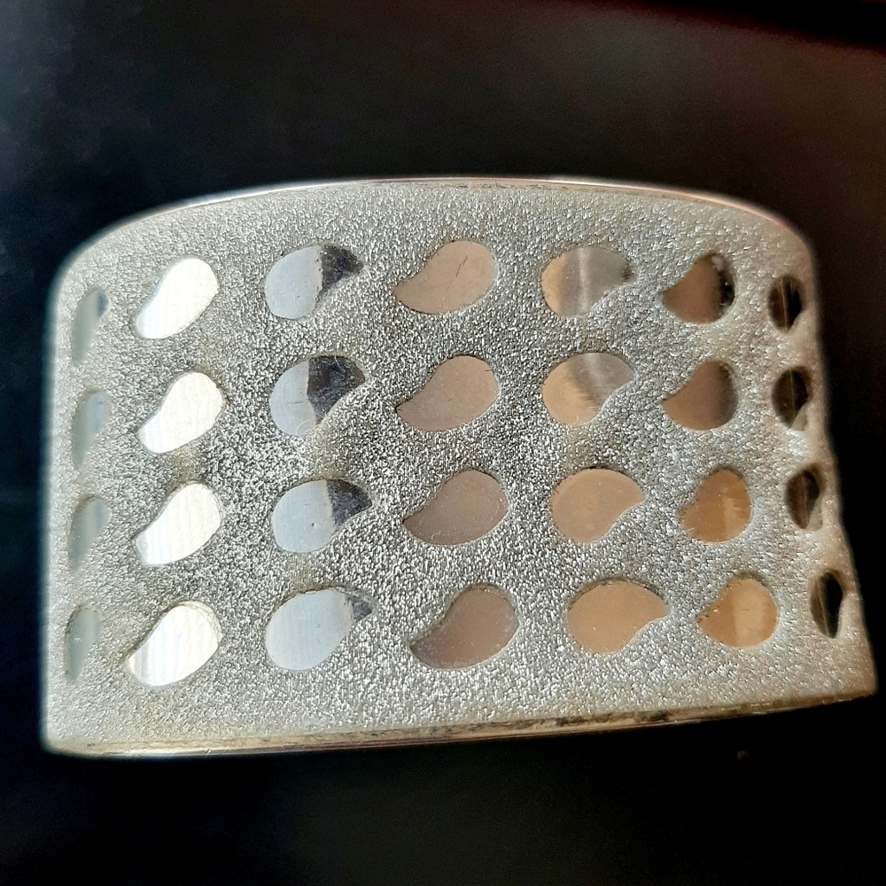EUC Hinged Bangle Bracelet - Picture 7 of 7